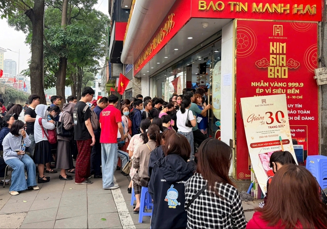 Mua vàng trả tiền trước, cả tháng sau mới nhận vàng có đúng luật? - Ảnh 1