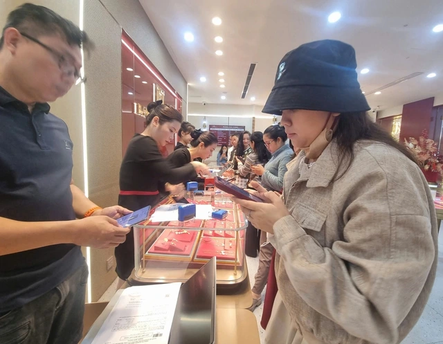 Mua vàng trả tiền trước, cả tháng sau mới nhận vàng có đúng luật? - Ảnh 2