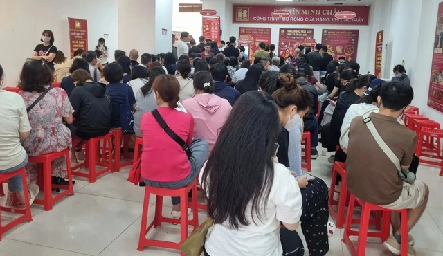 Giá vàng Bảo Tín Minh Châu giảm mạnh, mỗi khách được mua tối đa 2 chỉ - Ảnh 1