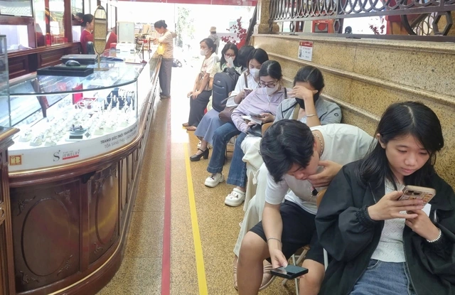 Giá vàng Bảo Tín Minh Châu giảm mạnh, mỗi khách được mua tối đa 2 chỉ - Ảnh 2