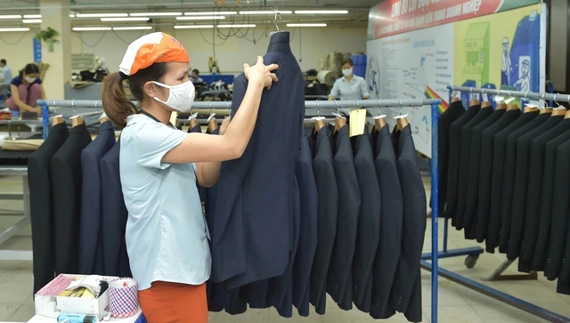 Dệt may ứng phó 'cú sốc' giá dầu và cước container tăng vọt - Ảnh 1