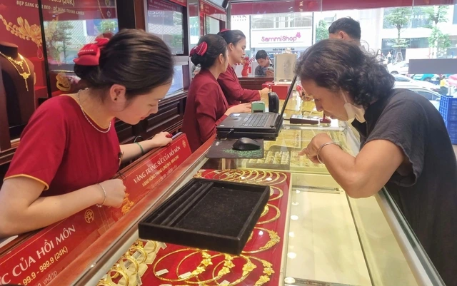 Giá vàng chiều 30.3 bất ngờ tăng 2,4 triệu đồng/lượng - Ảnh 1