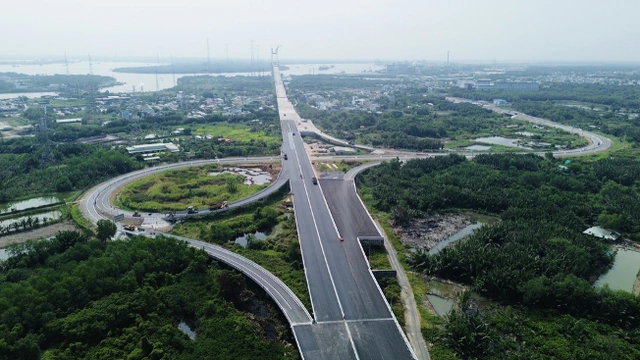 Từ bài toán giãn dân của Hà Nội sang tương lai cửa ngõ phía tây TP.HCM - Ảnh 1