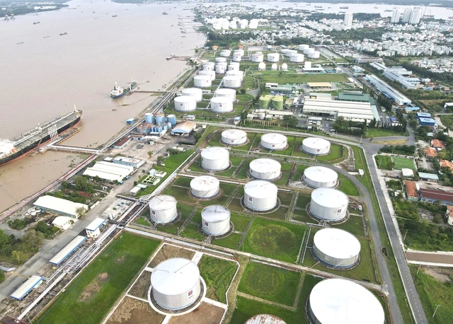 Bình ổn giá xăng dầu: Cần giải pháp đồng bộ - Ảnh 1