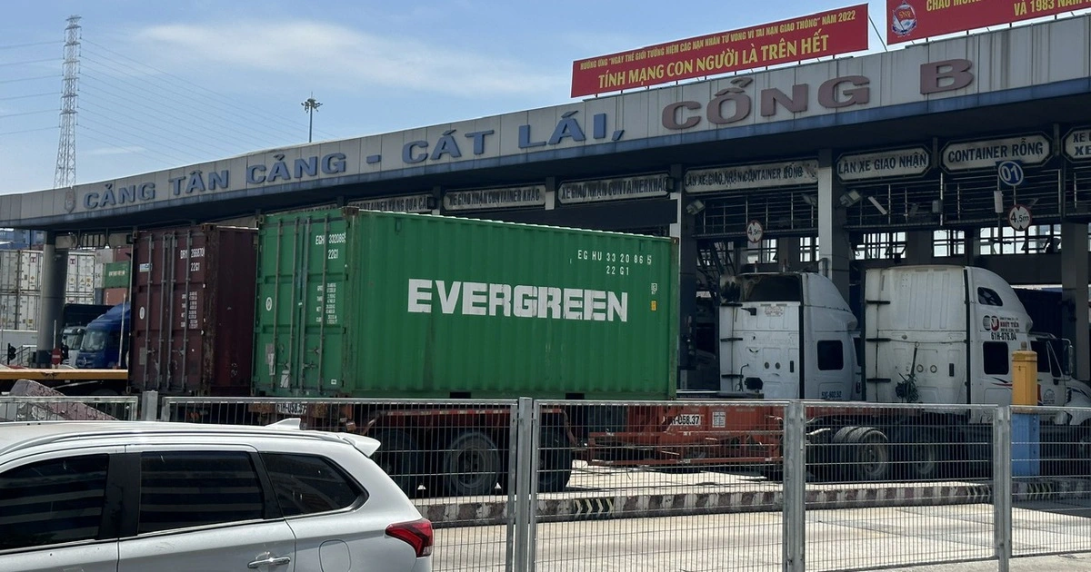Giá dầu tăng chưa ráo mực, cước xe đầu kéo container báo tăng mạnh