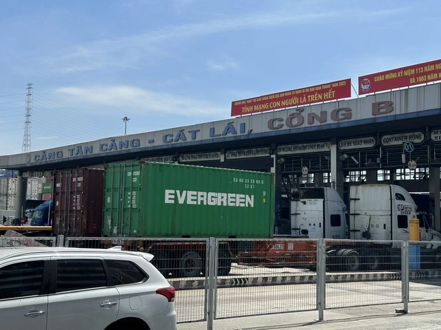 Giá dầu tăng chưa ráo mực, cước xe đầu kéo container báo tăng mạnh - Ảnh 1