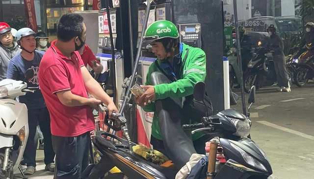 Đề xuất chi Quỹ Bình ổn để 'hạ nhiệt' giá xăng dầu - Ảnh 1