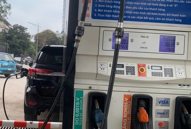 Giá xăng dầu mới nhất: Xăng RON 95 hơn 25.000 đồng/lít, dầu diesel hơn 27.000 đồng/lít - Ảnh 1