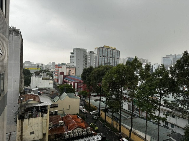 'Mưa vàng' giải nhiệt cho TP.HCM sau những ngày nắng nóng - Ảnh 2