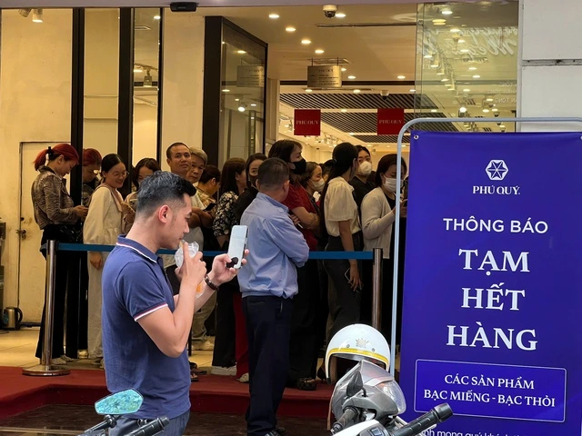 Khách kéo nhau đi mua vàng, công ty tạm hết hàng - Ảnh 4