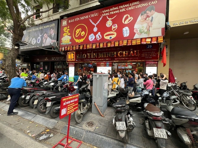 Khách kéo nhau đi mua vàng, công ty tạm hết hàng - Ảnh 3