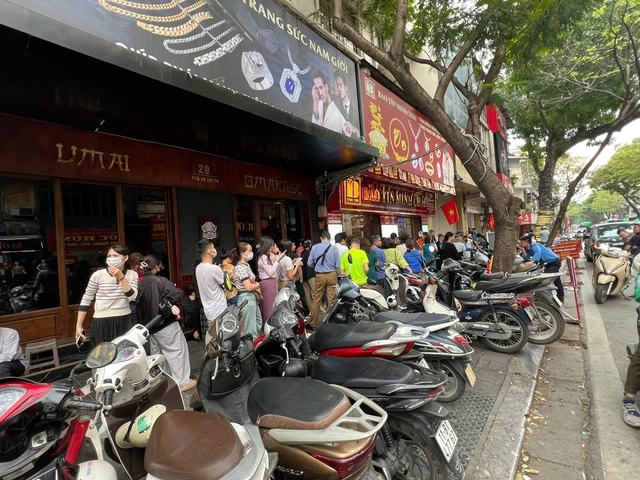 Khách kéo nhau đi mua vàng, công ty tạm hết hàng - Ảnh 1