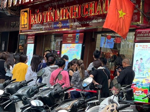 Khách kéo nhau đi mua vàng, công ty tạm hết hàng - Ảnh 2