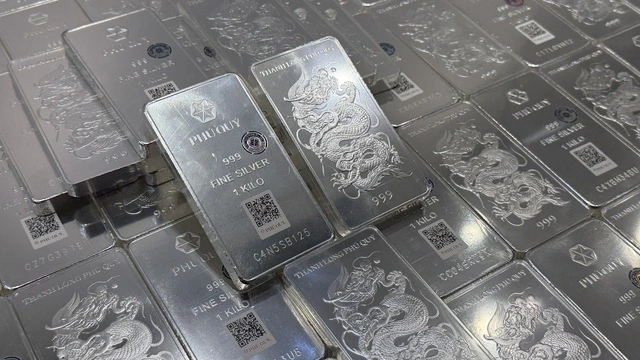 Giá vàng và giá bạc 'rơi thẳng đứng', lỗ 14,6 triệu/lượng vàng trong tuần - Ảnh 1