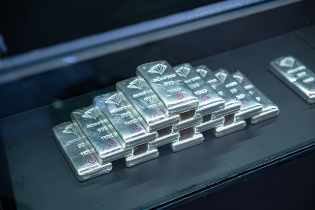 Giá vàng mất thêm 2 triệu/lượng, giá bạc giảm nhẹ - Ảnh 1