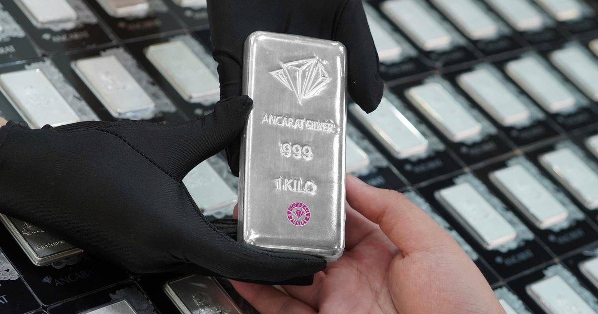 Giá vàng bật tăng, giá bạc giảm nhẹ