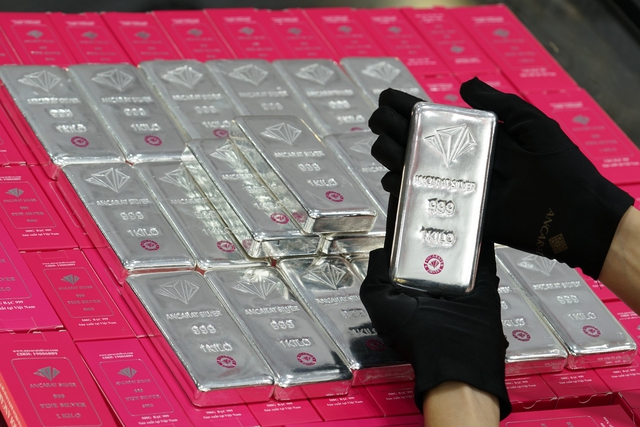 Giá vàng đứng im, giá bạc tiếp tục giảm ngay đầu tuần - Ảnh 1