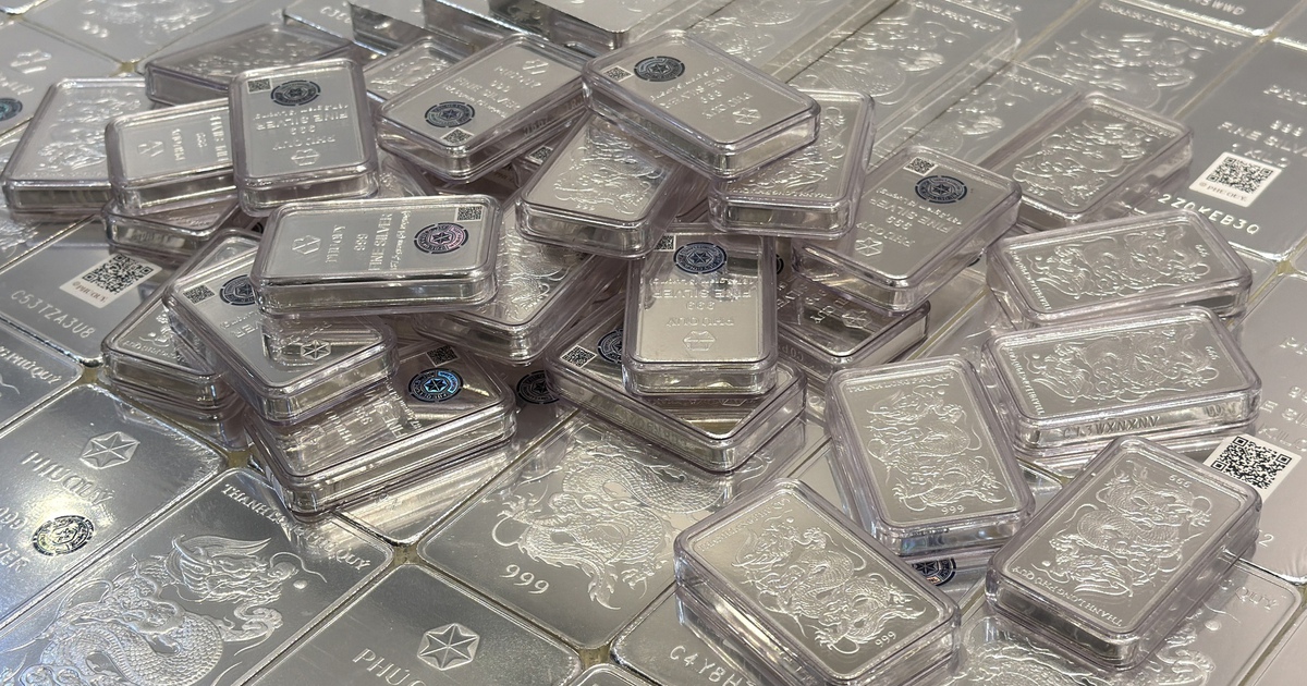 Giá vàng tiếp tục 'rơi', giá bạc bật tăng