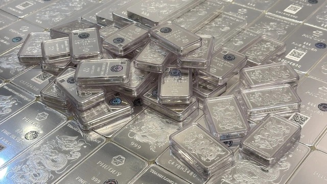 Giá vàng tiếp tục 'rơi', giá bạc bật tăng - Ảnh 1