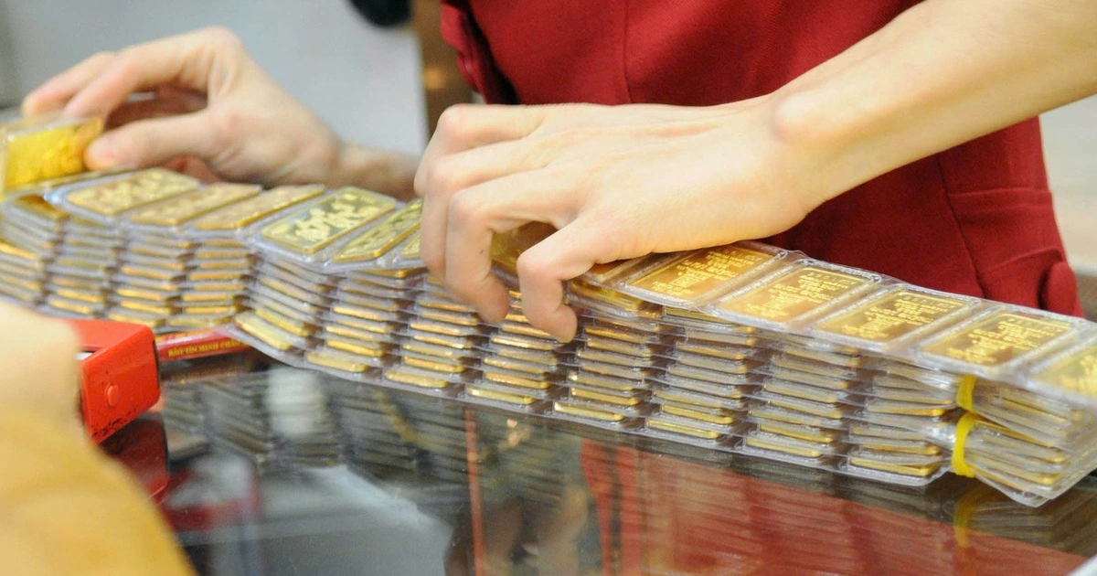 Giá vàng, giá bạc 'lao dốc', nửa tháng lỗ hơn 11 triệu đồng/lượng vàng