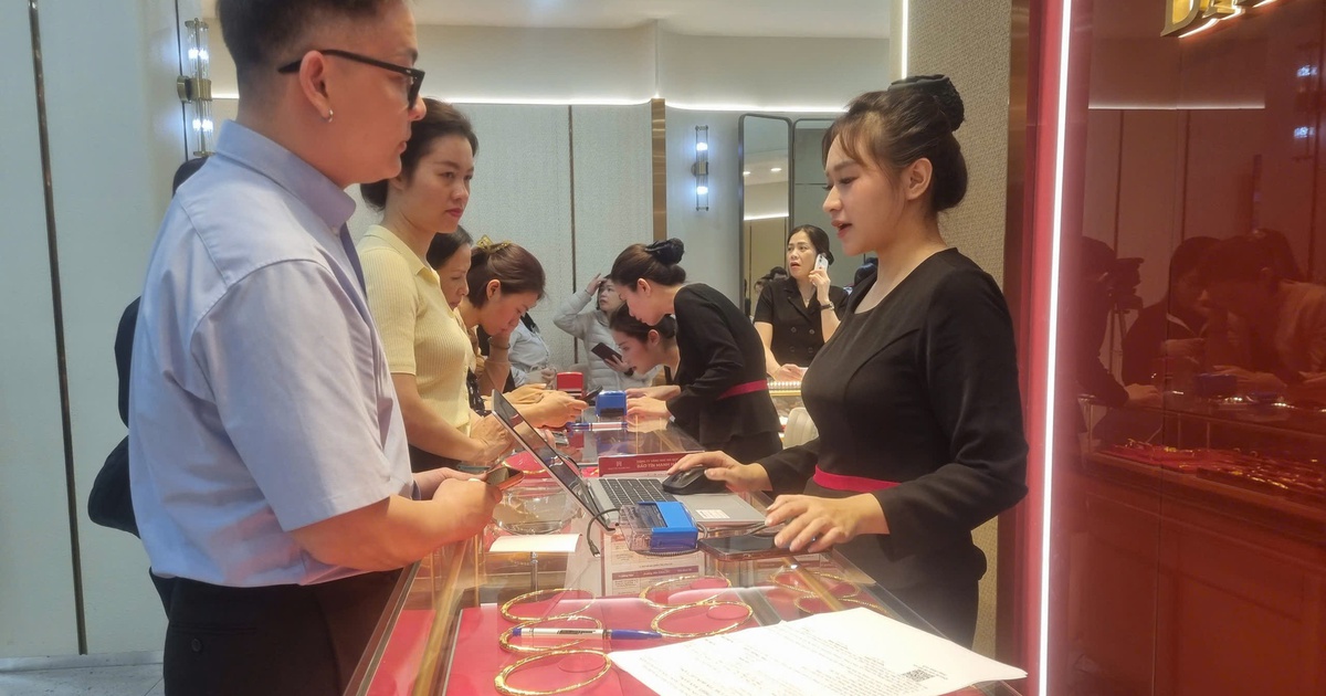 Giá vàng nhích nhẹ, giá bạc giảm thêm, đã đến lúc 'bắt đáy'?