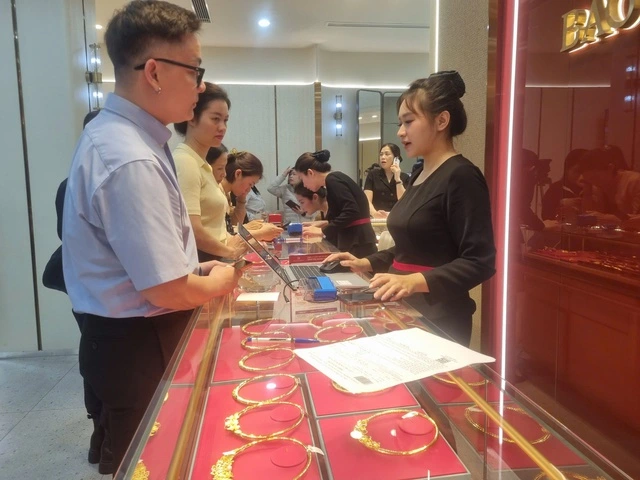 Giá vàng nhích nhẹ, giá bạc giảm thêm, đã đến lúc 'bắt đáy'? - Ảnh 2