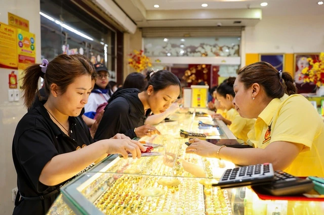 Giá vàng tăng cao, chứng khoán lao dốc - Ảnh 1