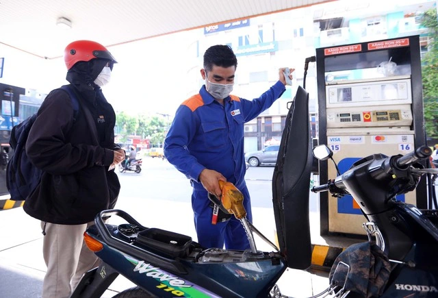 Dự báo giá xăng dầu ngày mai 5.3 tăng mạnh, có cần trích quỹ để bình ổn? - Ảnh 1