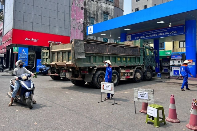 Hà Nội: Doanh nghiệp xăng dầu xin được dừng bán vì hết hàng - Ảnh 1