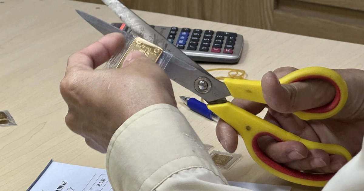 Giá vàng rơi thẳng đứng, mất mốc 160 triệu đồng/lượng