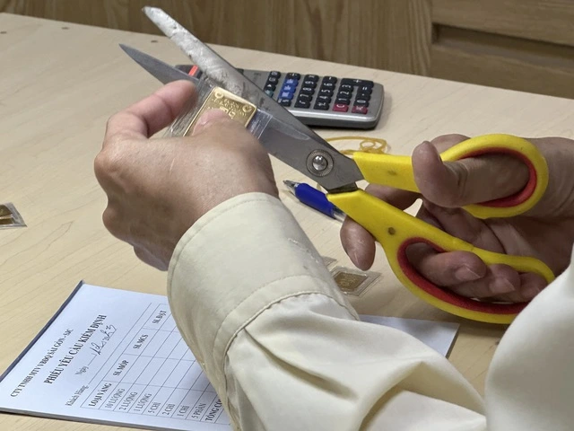 Giá vàng rơi thẳng đứng, mất mốc 160 triệu đồng/lượng - Ảnh 1