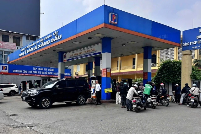 Hà Nội yêu cầu xử lý hoạt động bán xăng dầu bằng chai, lọ - Ảnh 1