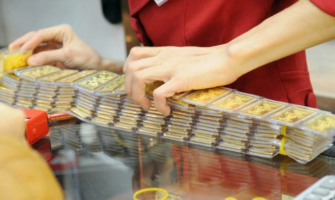 Giá vàng, giá bạc 'lao dốc', nửa tháng lỗ hơn 11 triệu đồng/lượng vàng - Ảnh 1