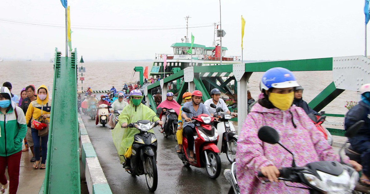 Hai bến phà lớn nhất TP.HCM tăng giá vé vì không chịu nổi bão giá dầu