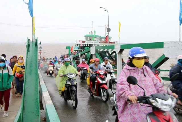 Hai bến phà lớn nhất TP.HCM tăng giá vé vì không chịu nổi bão giá dầu - Ảnh 1