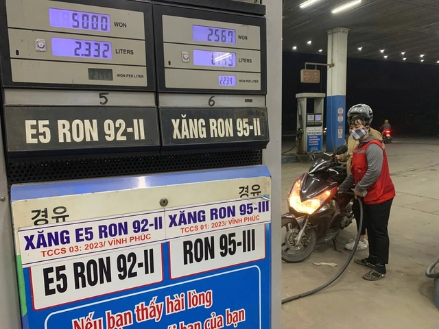 Bộ Công thương thông tin về nguồn cung sau khi giá xăng dầu tăng vọt - Ảnh 1