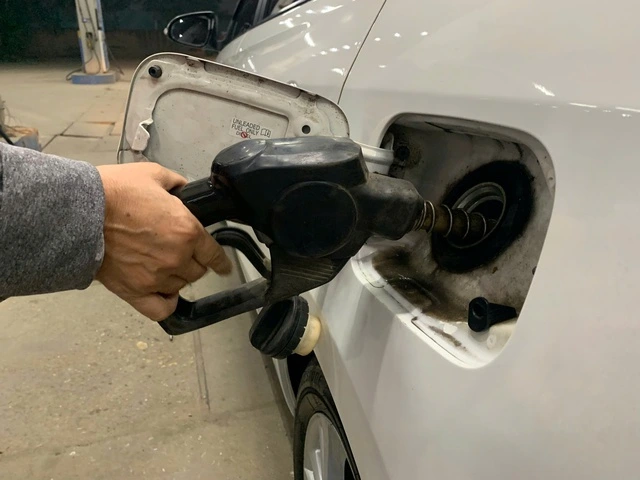 Giá xăng dầu tăng mạnh, có loại tăng gần 8.500 đồng/lít - Ảnh 1