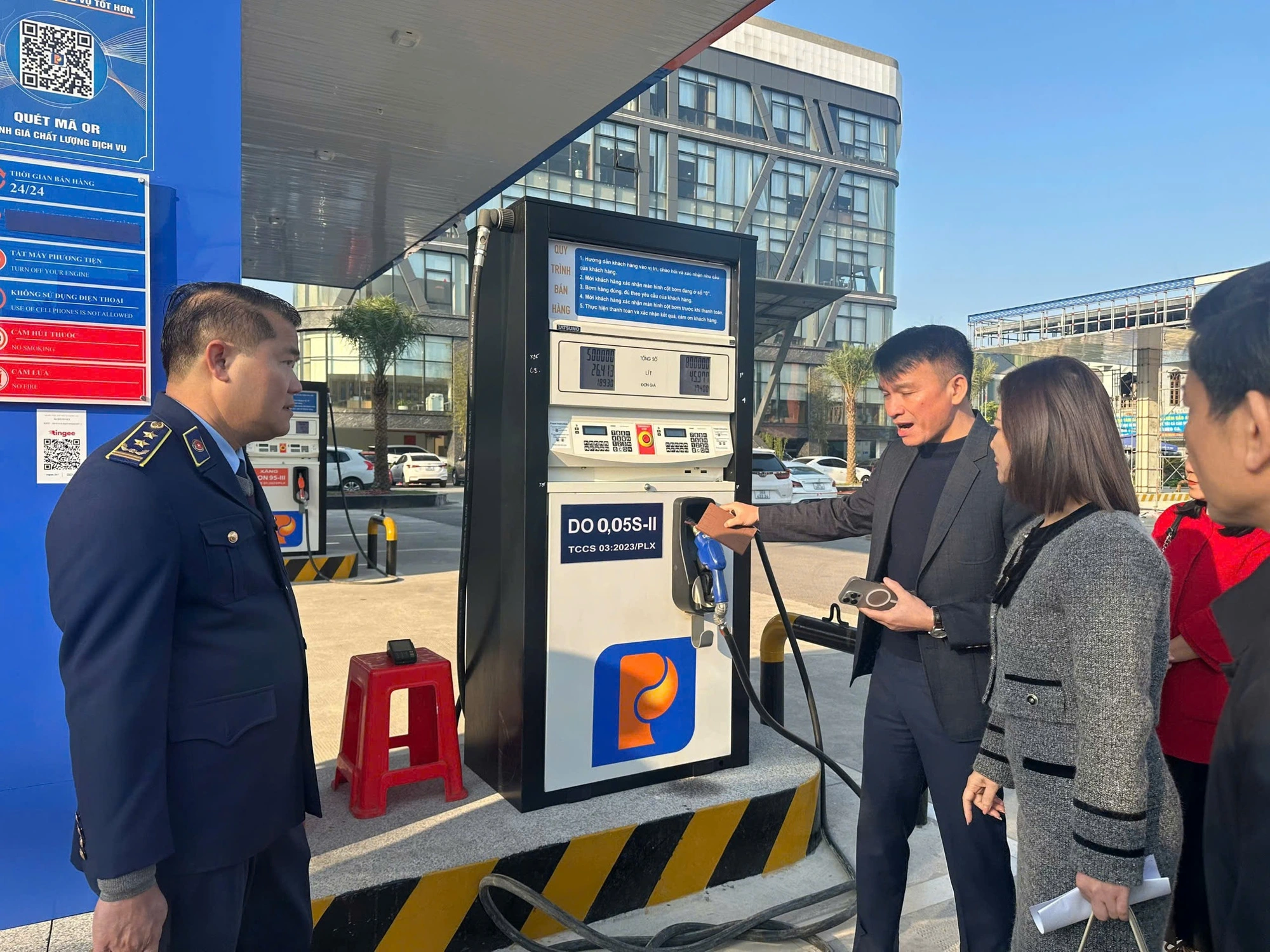 Petrolimex vẫn đáp ứng đủ nhu cầu cho hệ thống phân phối xăng dầu - Ảnh 1