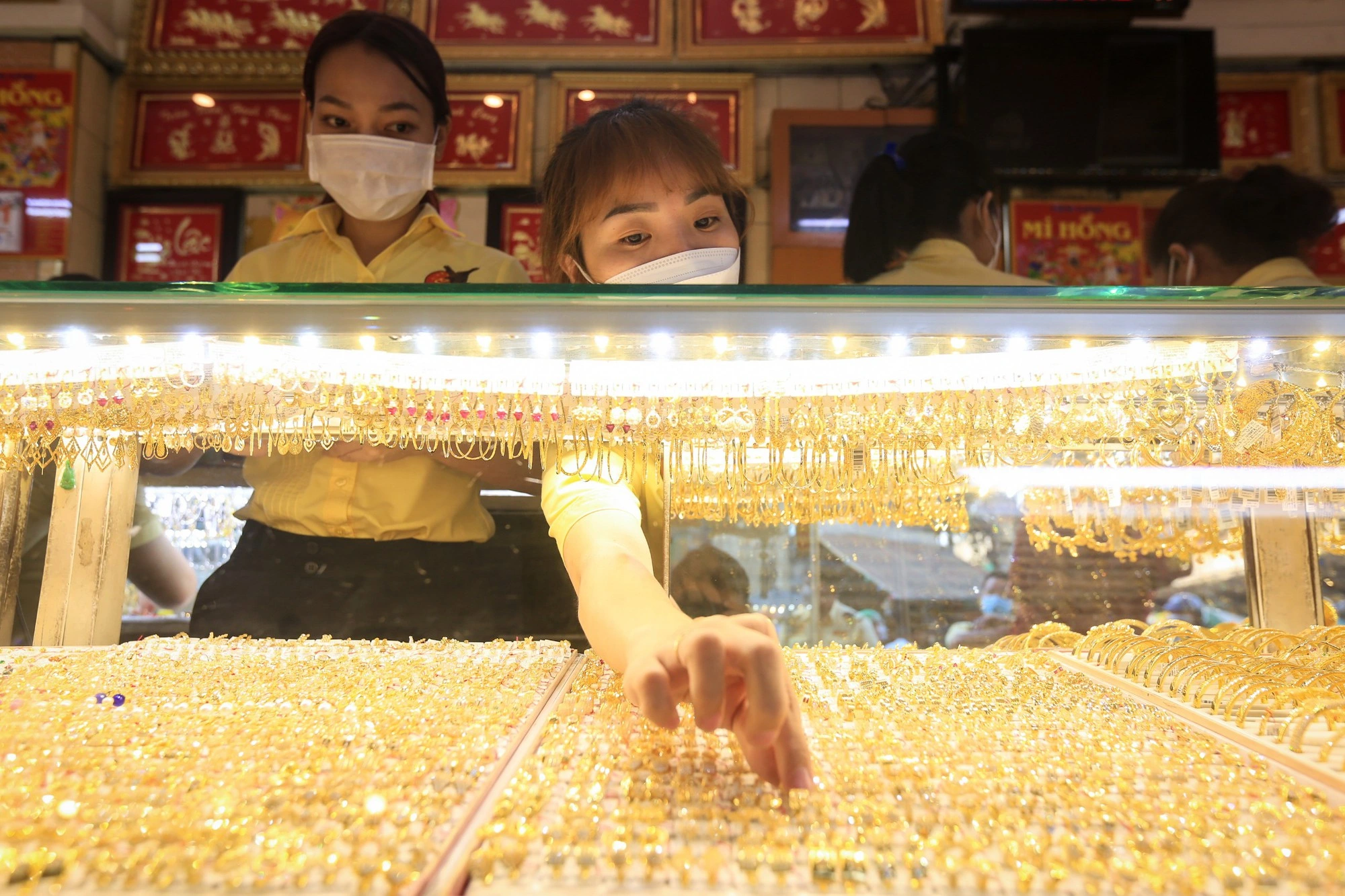 Vàng trượt giảm, mua hay bán? - Ảnh 2