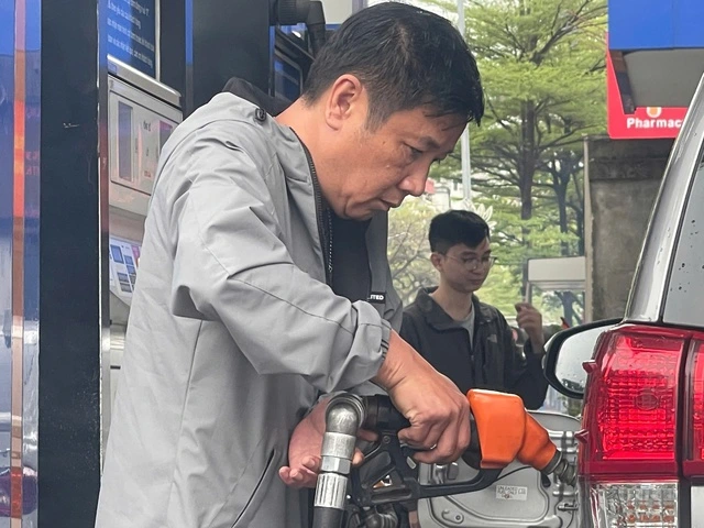 Bộ Công an phối hợp kiểm tra ngăn chặn 'găm hàng' chờ tăng giá xăng dầu - Ảnh 1