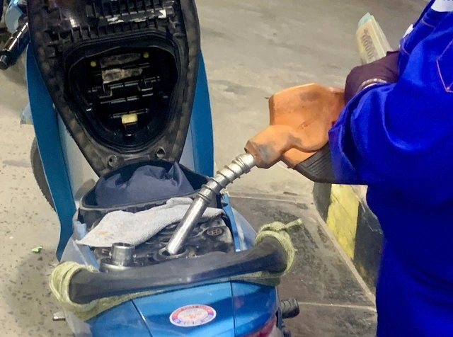 Giá xăng dầu đồng loạt giảm mạnh, có loại giảm gần 8.000 đồng/lít - Ảnh 1