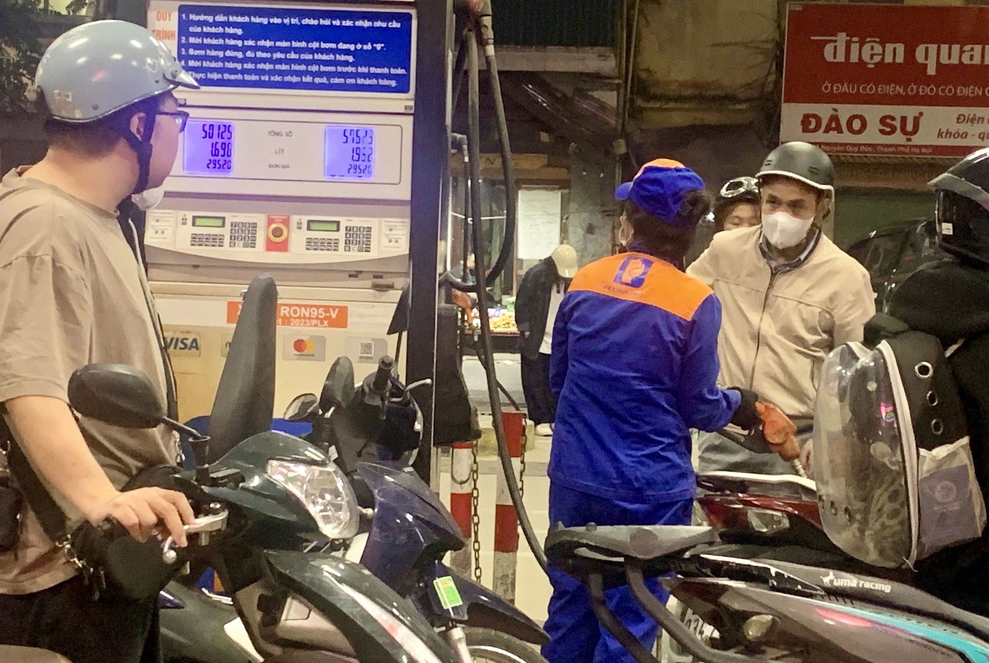 Sau 4 kỳ tăng 'phi mã', vì sao giá xăng dầu giảm mạnh? - Ảnh 1