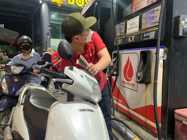 Giá xăng dầu đồng loạt tăng mạnh từ đêm 19.3, có loại tăng gần 9.000 đồng/lít - Ảnh 1
