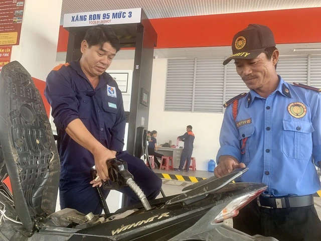 Giá xăng dầu Việt Nam thấp hơn nhiều nước, cơ bản vẫn đảm bảo nguồn cung - Ảnh 1