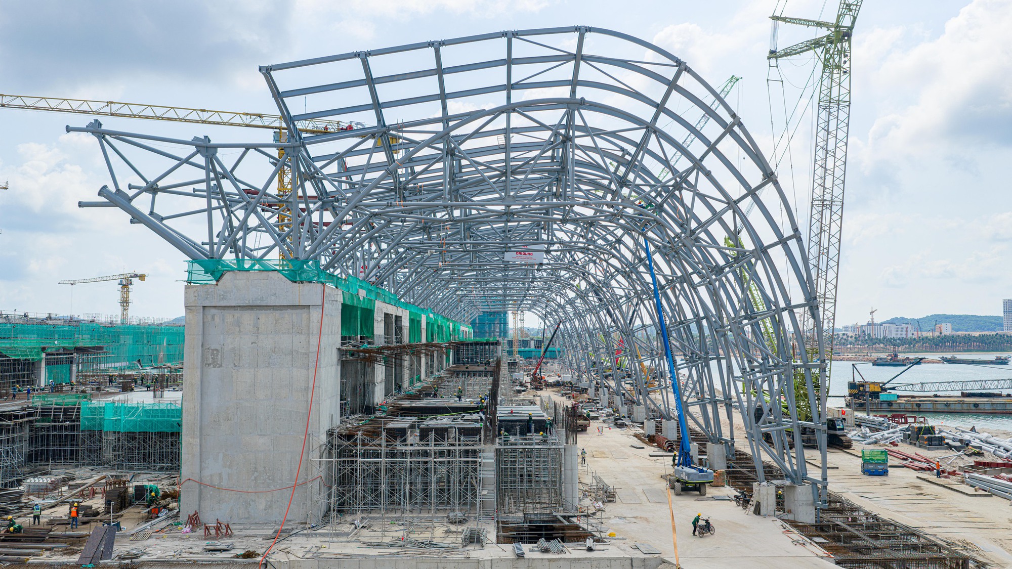 Đại công trường phục vụ APEC 2027 vẫn 'vừa chạy vừa chờ' - Ảnh 1