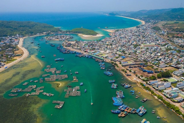 Quảng Ngãi và cơ hội bứt phá từ tiềm năng kinh tế biển - Ảnh 1