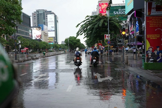 Trời mưa, nhiều xe trượt ngã trên phố đi bộ Nguyễn Huệ - Ảnh 5