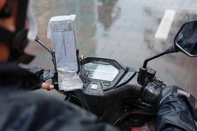 Trời mưa, nhiều xe trượt ngã trên phố đi bộ Nguyễn Huệ - Ảnh 4