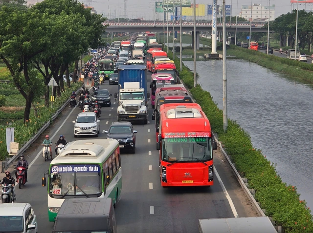 Giá vé xe khách tăng mạnh, Bộ Xây dựng lập đoàn kiểm tra nhiều địa phương - Ảnh 1