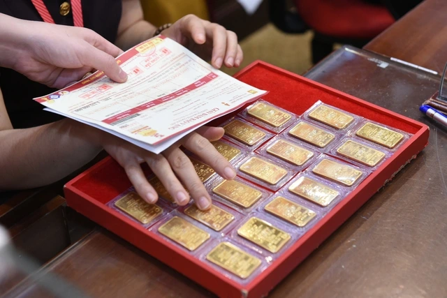 Giá vàng hôm nay 1.3.2026: Tăng 2,4 triệu đồng trong tuần nhưng người mua vẫn lỗ - Ảnh 1